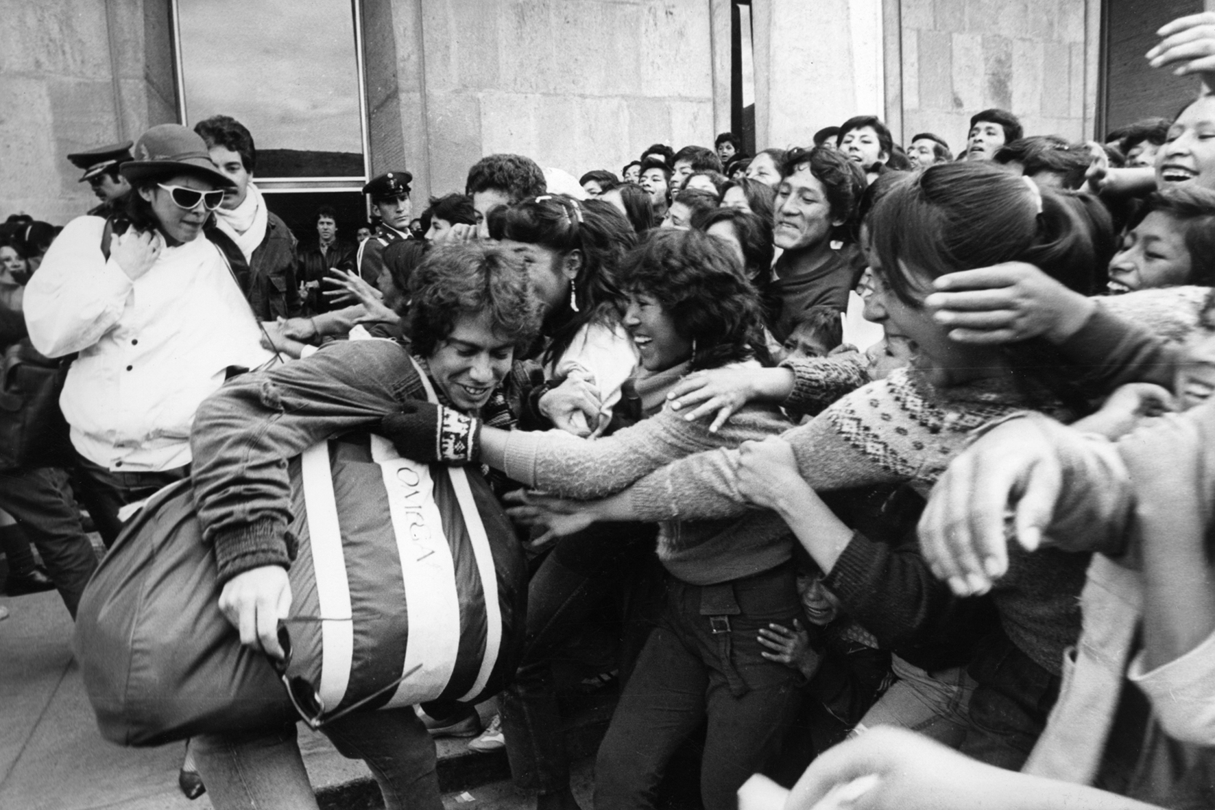 Multitud de fans rodeando a Carlos Bañuelos en los años de «Carmín»
