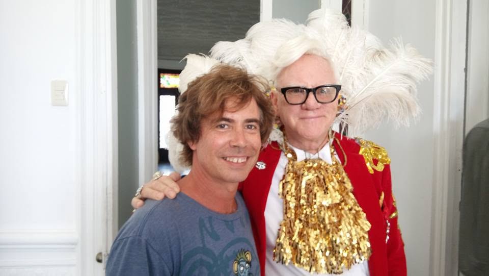 Carlos Bañuelos junto a Malcolm McDowell en el rodaje de Death Race 2050
